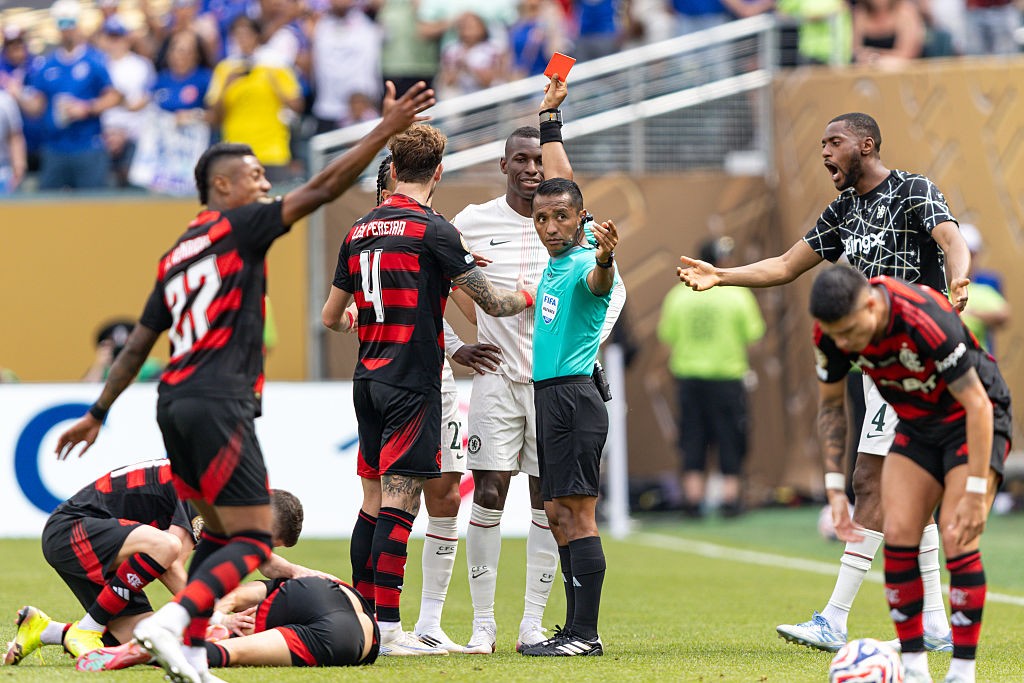 Lembra dele? Atacante do Bayern é expulso em dois minutos e relembra lance contra Flamengo