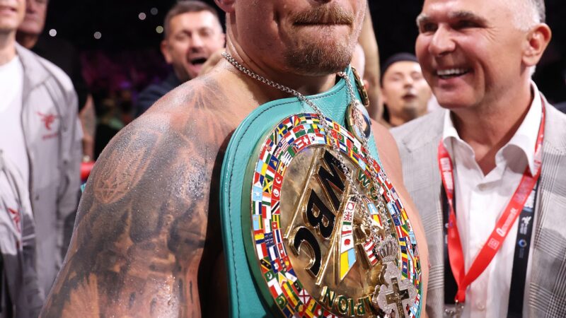 Oleksander Usyk abre mão de cinturões mundiais antes de se despedir do boxe