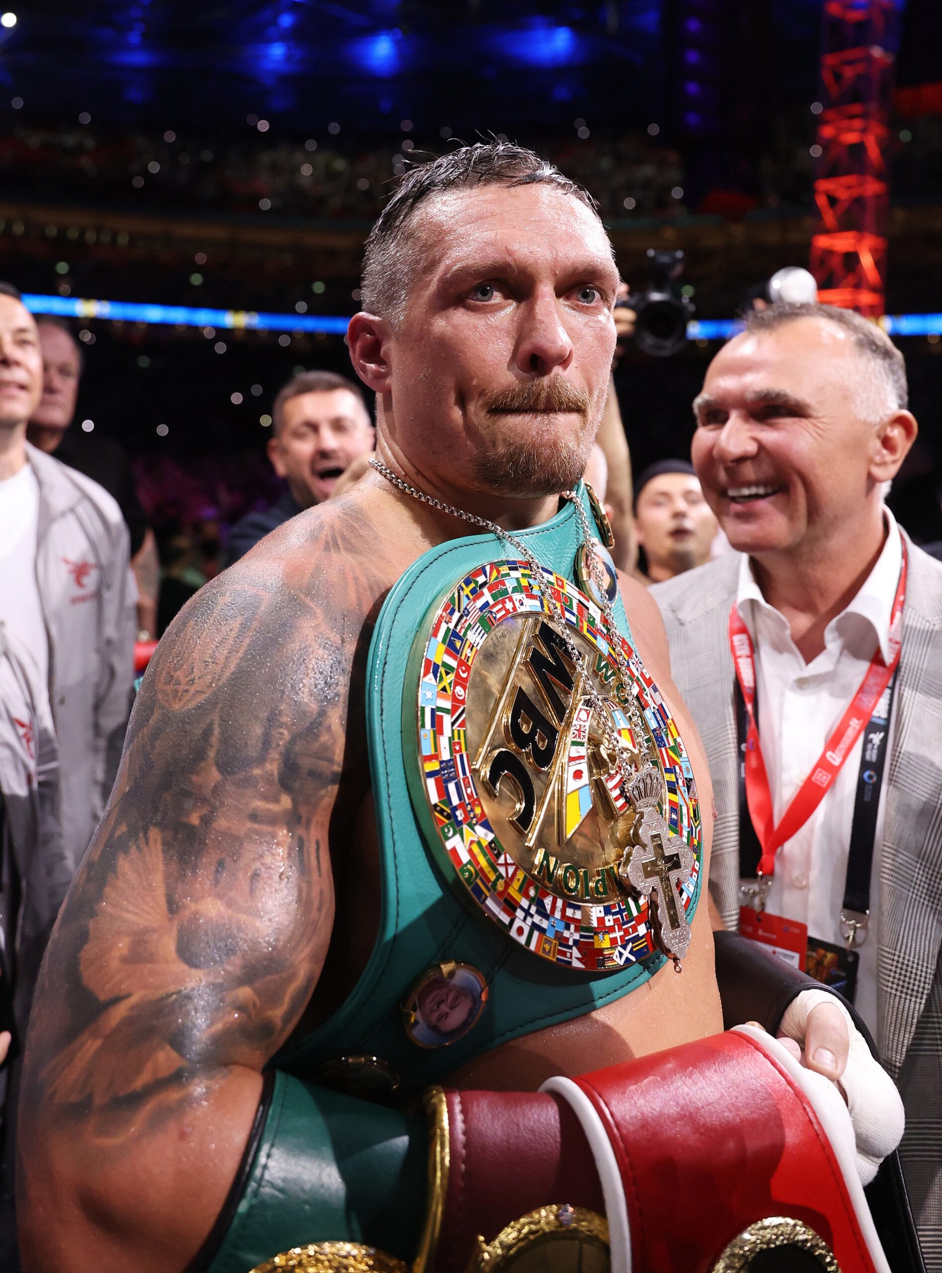 Oleksander Usyk abre mão de cinturões mundiais antes de se despedir do boxe