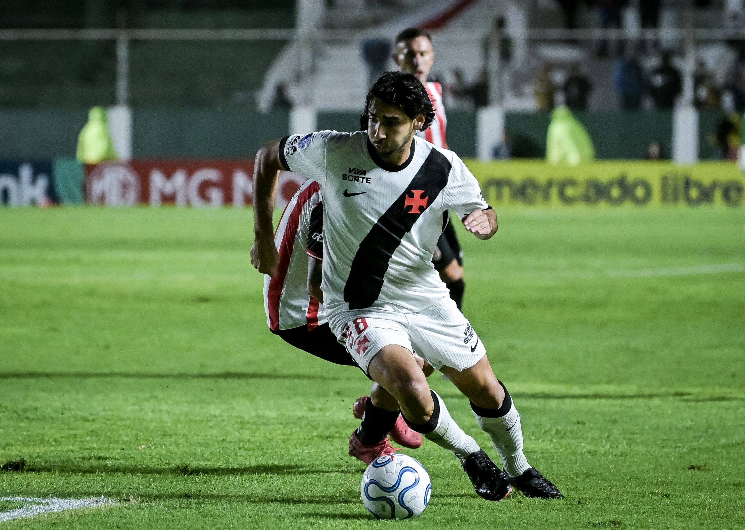 Vasco renova o contrato do volante JP até o final de 2028