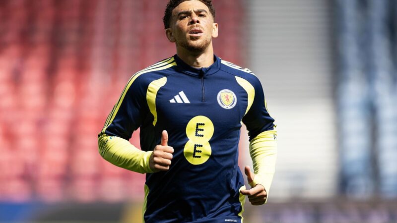Che Adams: o camisa 10 da Escócia que fez gol em Alisson e tem nome de revolucionário argentino