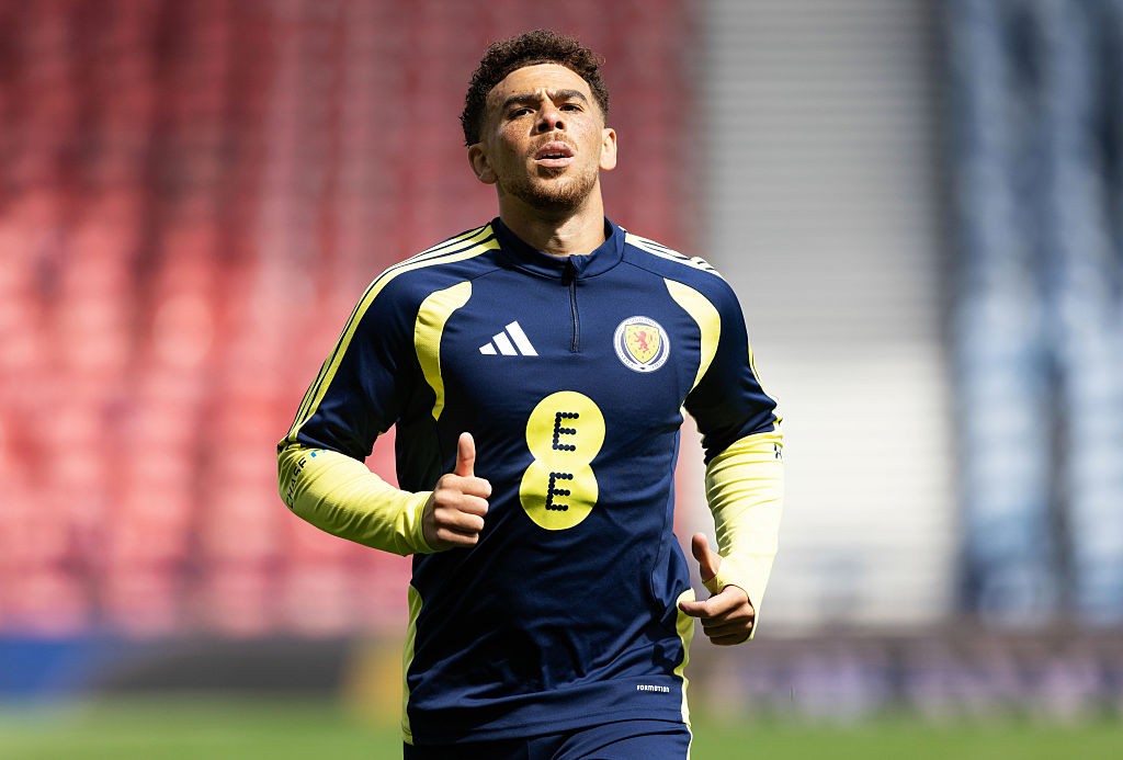 Che Adams: o camisa 10 da Escócia que fez gol em Alisson e tem nome de revolucionário argentino