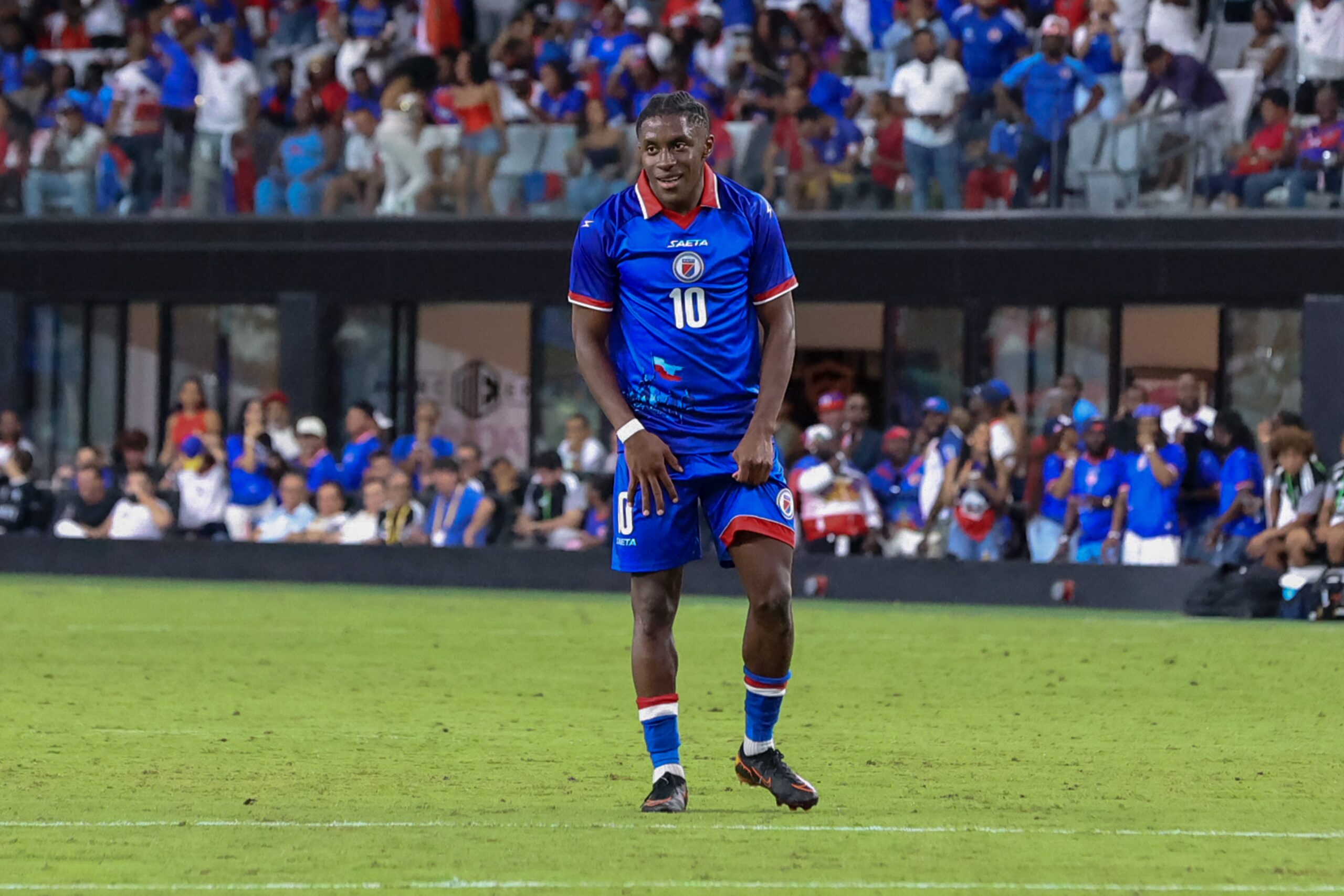 Fifa alega mensagem política e pede mudança na camisa do Haiti; entenda polêmica