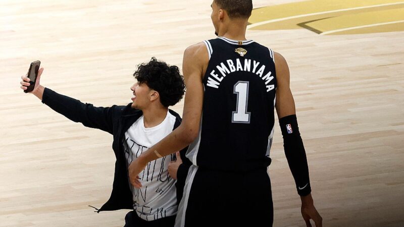 Torcedor invade a quadra para tirar selfie com Wembanyama durante as finais da NBA; Knicks vencem Spurs