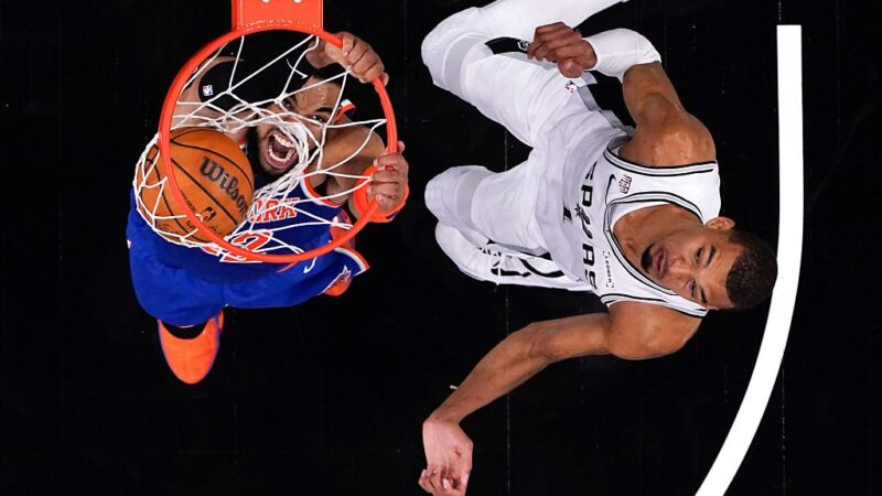 Knicks aproveitam erro de Wembanyama no fim e abrem 2 a 0 sobre os Spurs nas finais da NBA