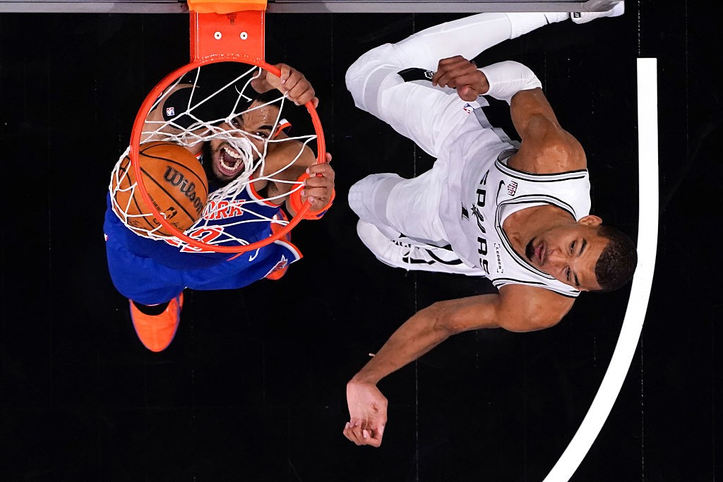 Knicks aproveitam erro de Wembanyama no fim e abrem 2 a 0 sobre os Spurs nas finais da NBA
