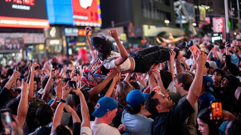 Adolescente de 17 anos é baleado durante festa do título dos Knicks