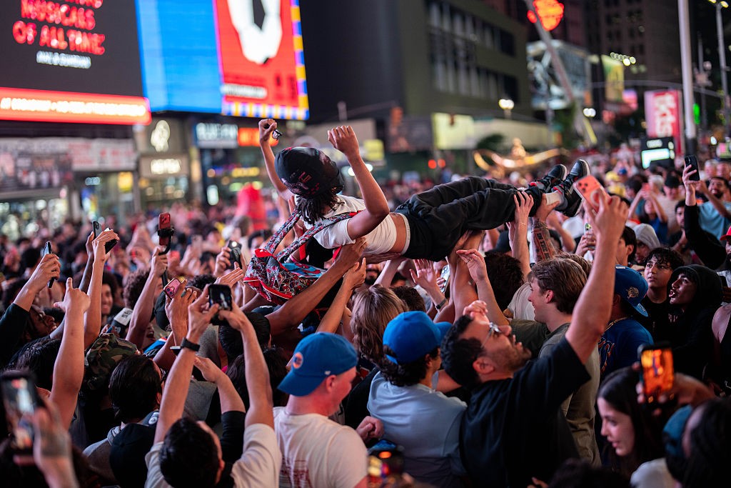 Adolescente de 17 anos é baleado durante festa do título dos Knicks