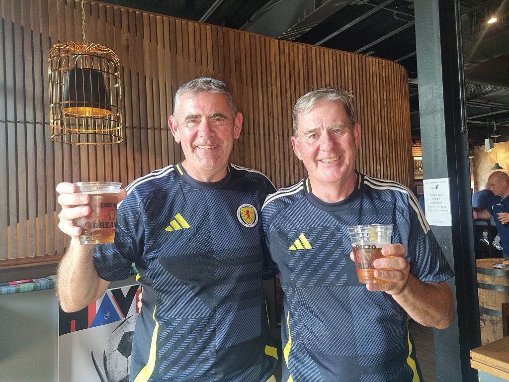 Bares de Boston reforçam estoque de cerveja após festa de escoceses: “Nunca vi nada igual”