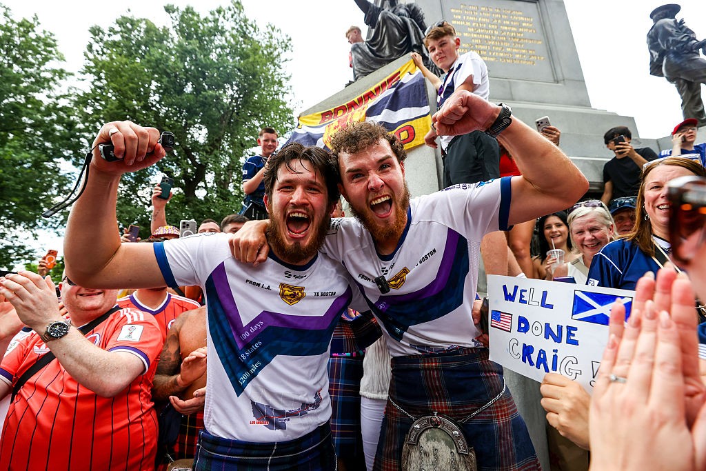 Com gaita de fole e kilt, escoceses “invadem” Boston para estreia na Copa após 28 anos