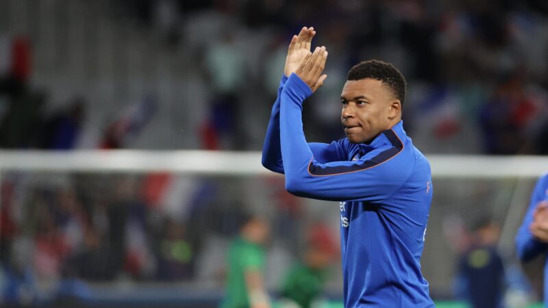 Mbappé toca flauta na TV e promete nova comemoração em caso de gol contra Senegal