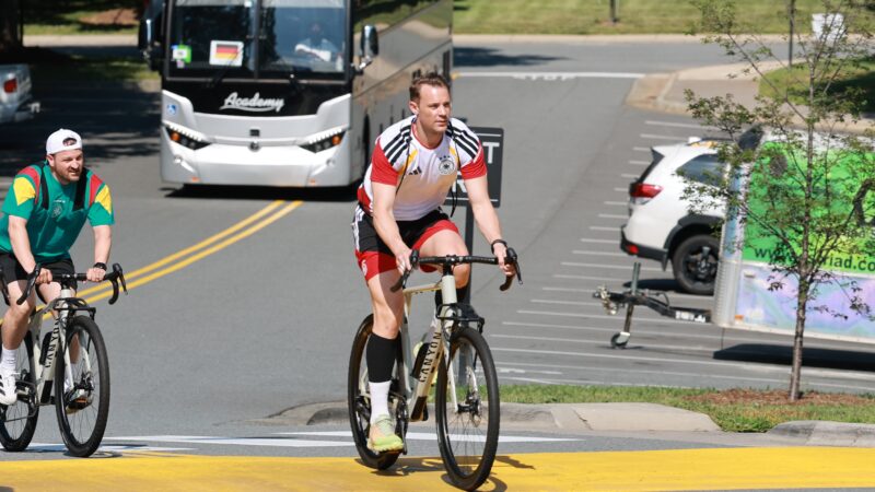 Neuer chega de bike ao último treino da Alemanha antes de estreia na Copa