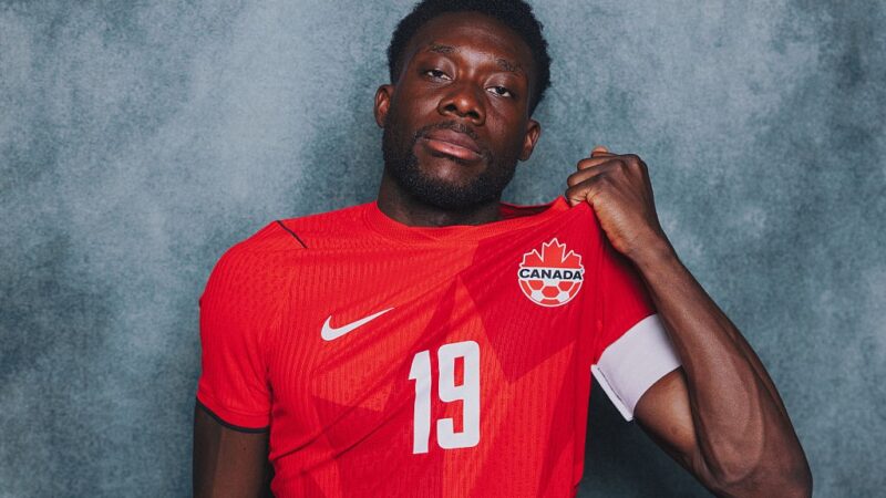 Estrela de seleção, Alphonso Davies passeia incógnito entre fãs canadenses; assista