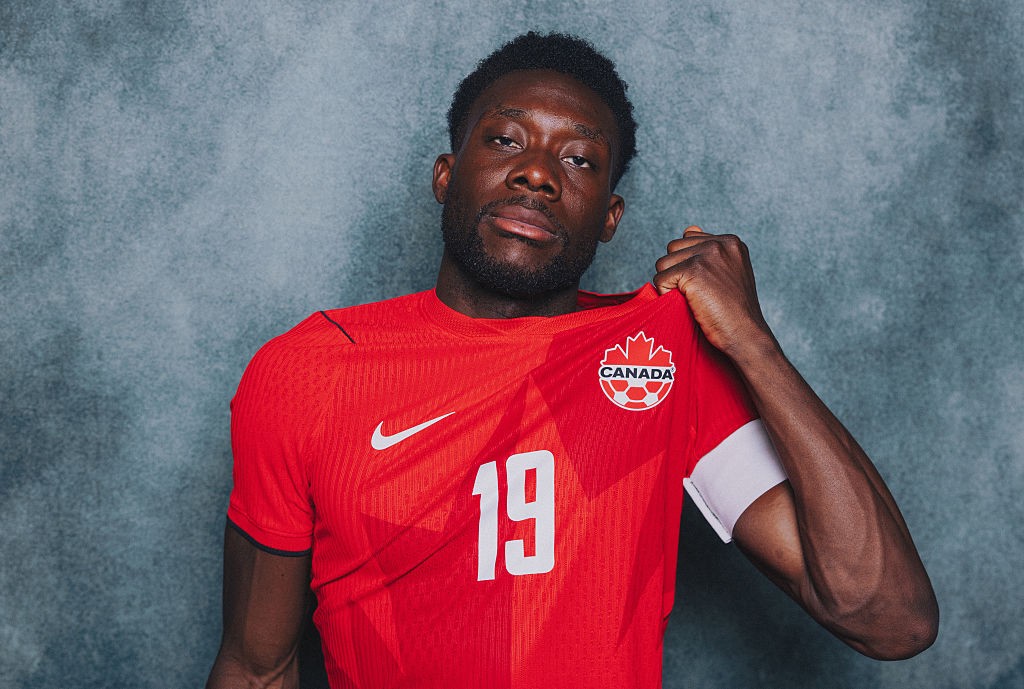Estrela de seleção, Alphonso Davies passeia incógnito entre fãs canadenses; assista