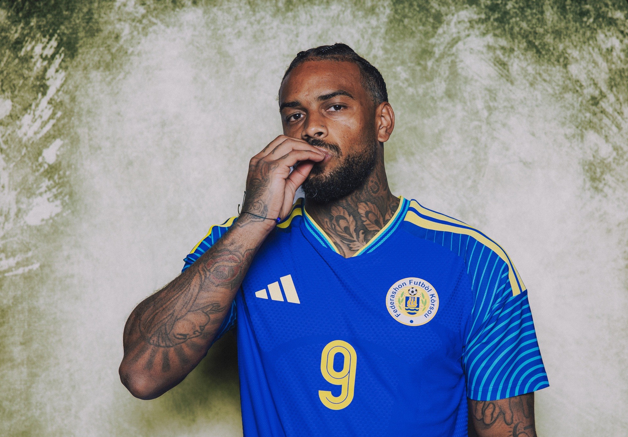 Quem é o amigo de Memphis que quase jogou Copa pela Holanda e virou esperança de gols de Curaçao
