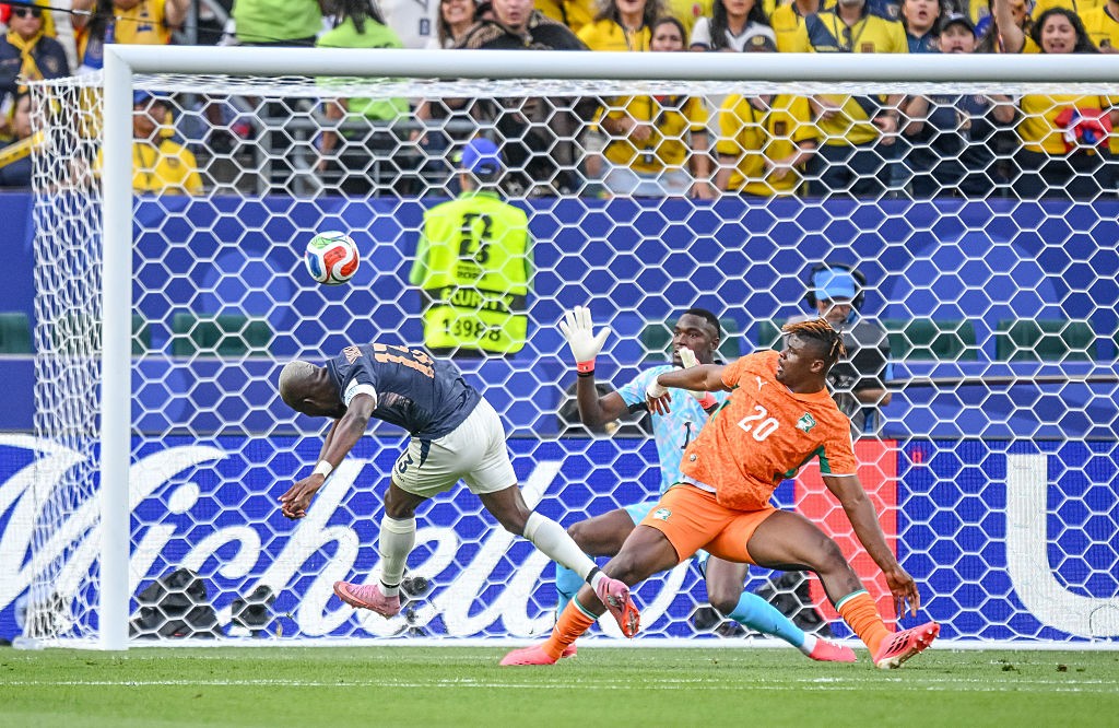 Gol perdido por Enner Valencia gera memes, principalmente de colorados