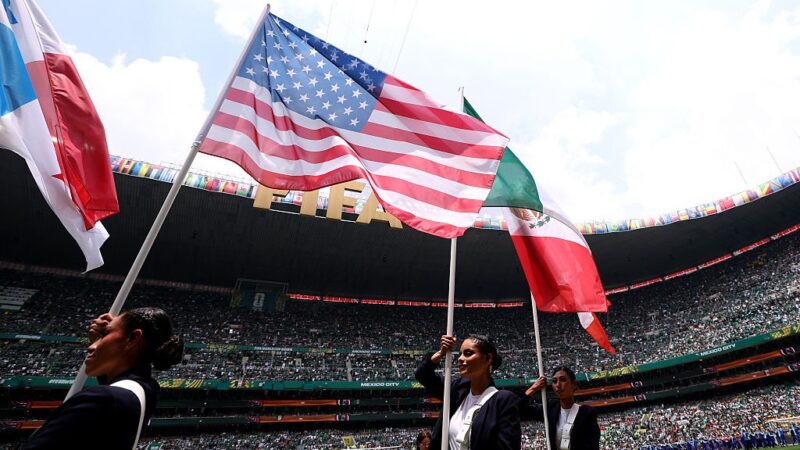 Torcedores vaiam bandeira dos Estados Unidos durante Cerimônia de Abertura da Copa