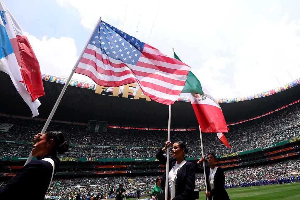 Torcedores vaiam bandeira dos Estados Unidos durante Cerimônia de Abertura da Copa