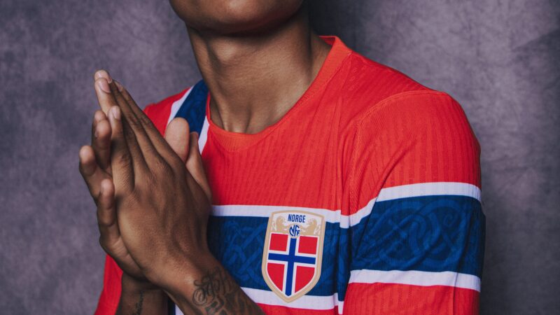 “Neymar norueguês” tem tatuagem de promessa à avó e cumprida com ida para a Copa