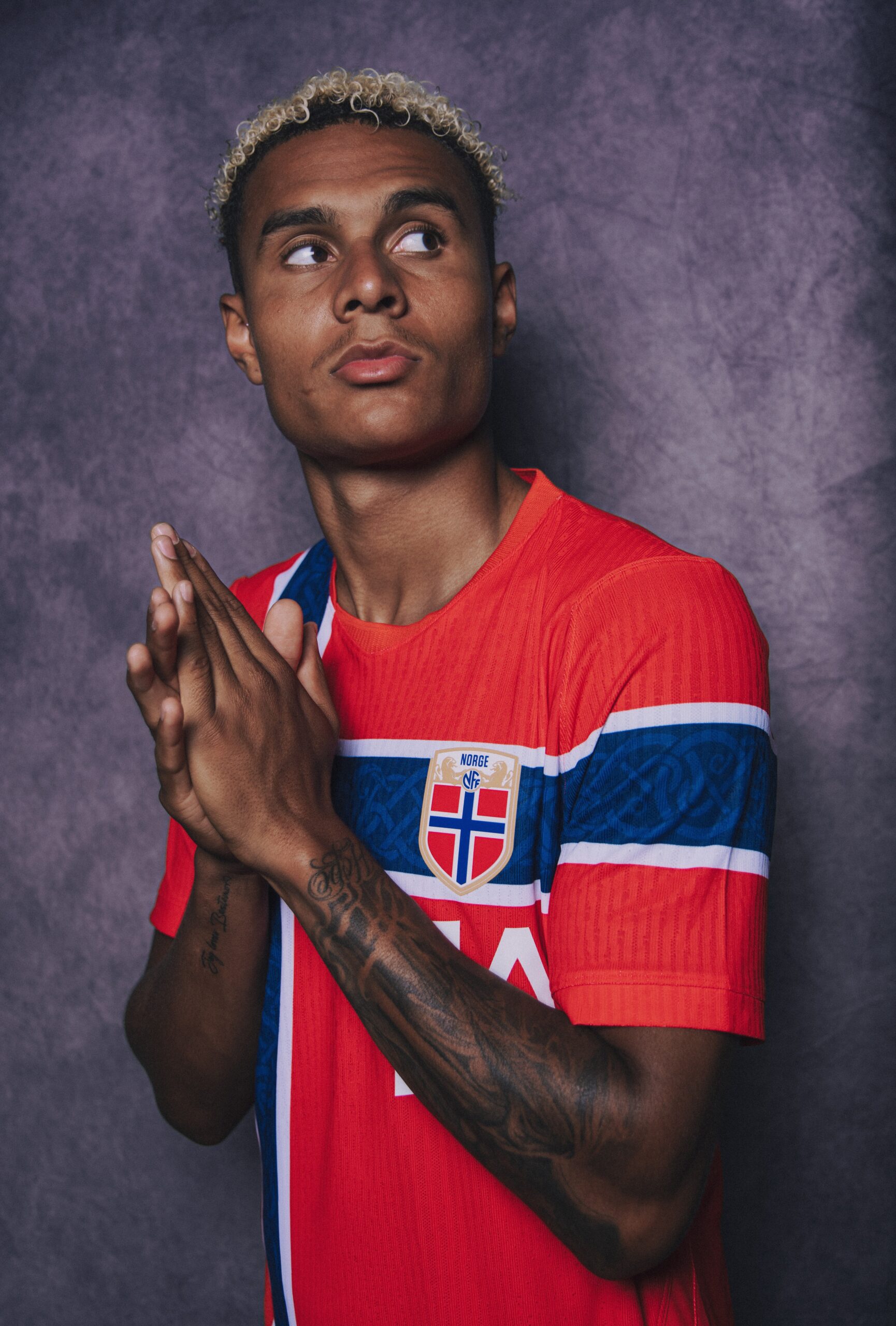 “Neymar norueguês” tem tatuagem de promessa à avó e cumprida com ida para a Copa