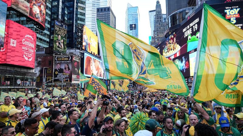 Brasileiros tomam Time Square no aquecimento para estreia na Copa do Mundo