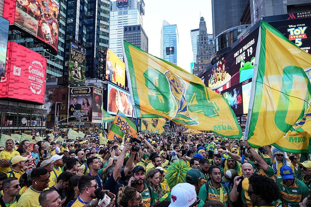 Brasileiros tomam Time Square no aquecimento para estreia na Copa do Mundo