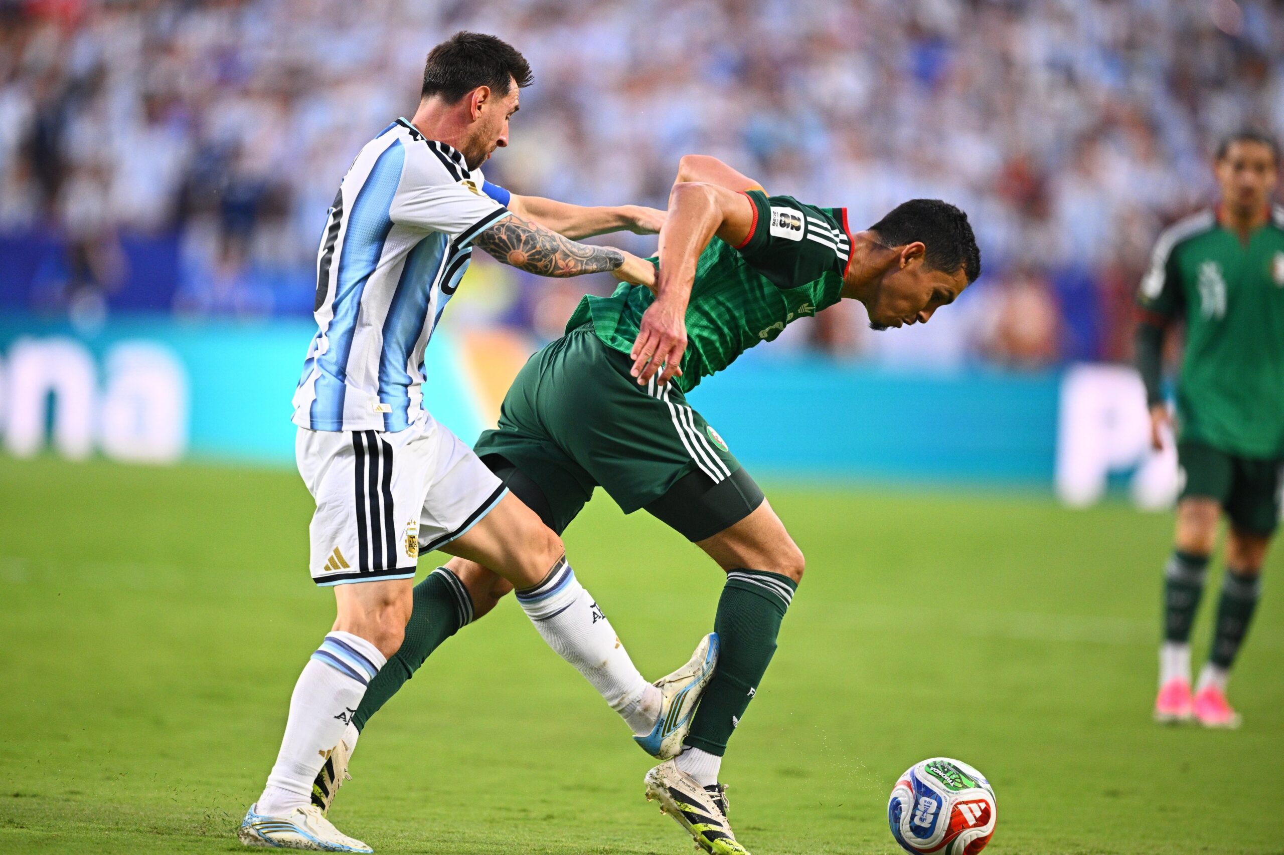 Argelinos cobram expulsão de Messi no primeiro tempo, e treinador comenta: “Todo mundo viu”