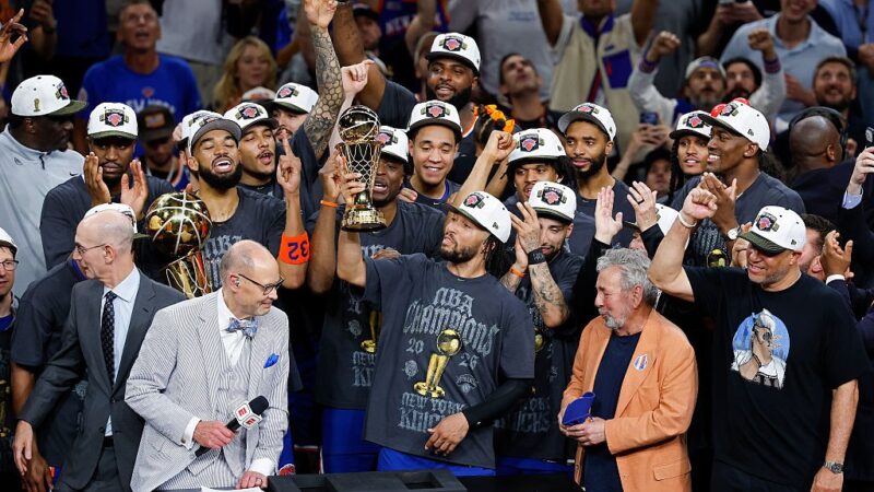 Brasileiros se unem à festa dos Knicks nas ruas de Nova York após título da NBA; veja vídeos