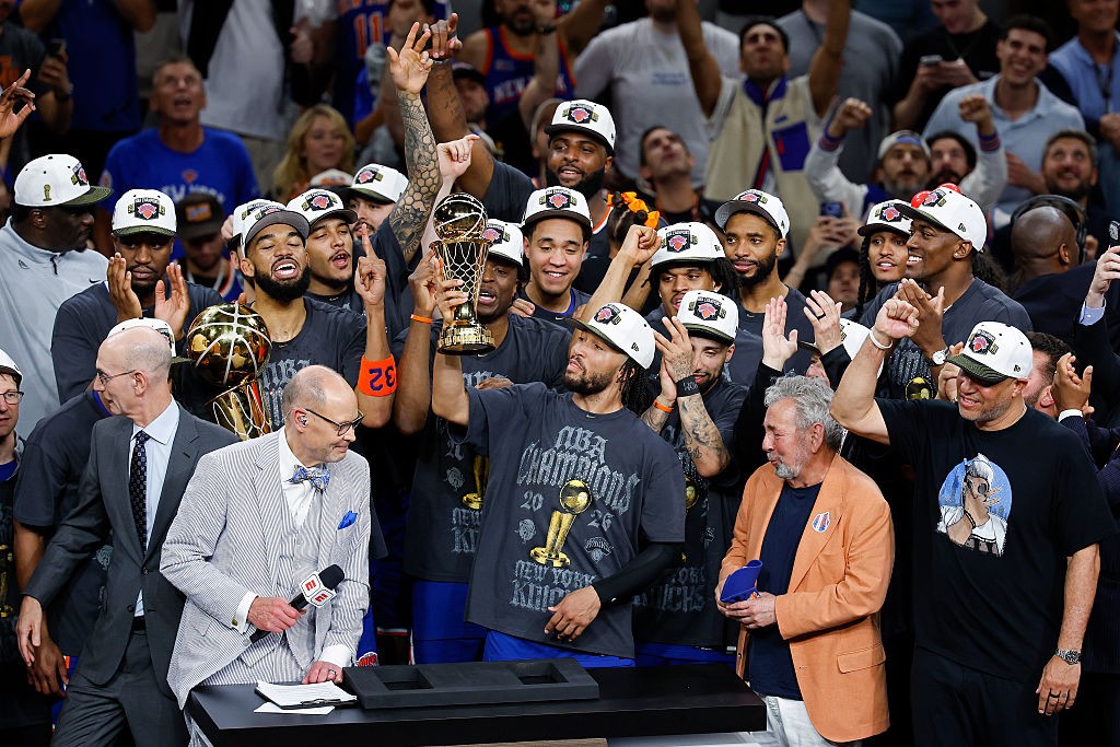 Brasileiros se unem à festa dos Knicks nas ruas de Nova York após título da NBA; veja vídeos