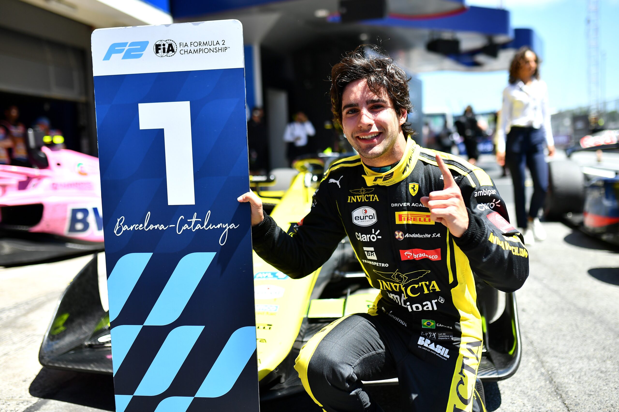 Rafael Câmara acerta na estratégia e vence a primeira na F2 em Barcelona