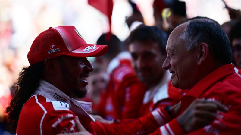Ferrari freia euforia após reação de Hamilton e quer manter foco
