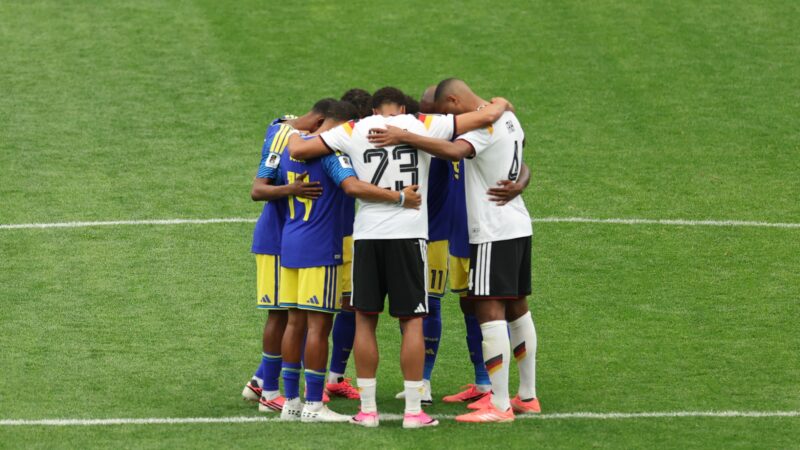 Jogadores de Alemanha e Curaçao se abraçam e rezam juntos após goleada na Copa; veja vídeo