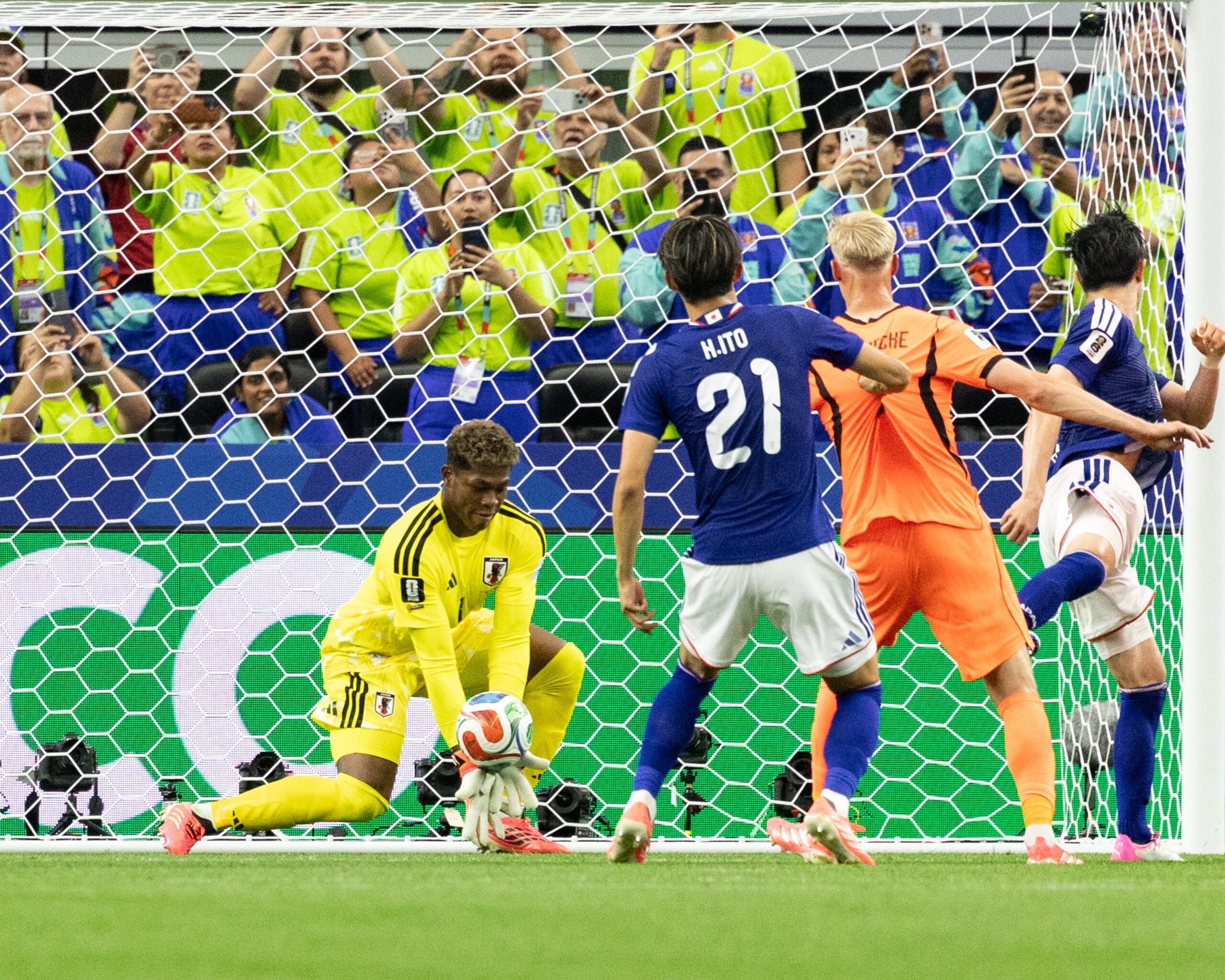 Fifa coloca voluntários em camarotes não vendidos para Holanda x Japão