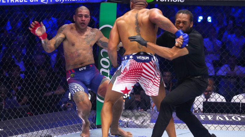 Poatan reclama de golpes ilegais na nuca no UFC Casa Branca e detona árbitro: “Covarde”