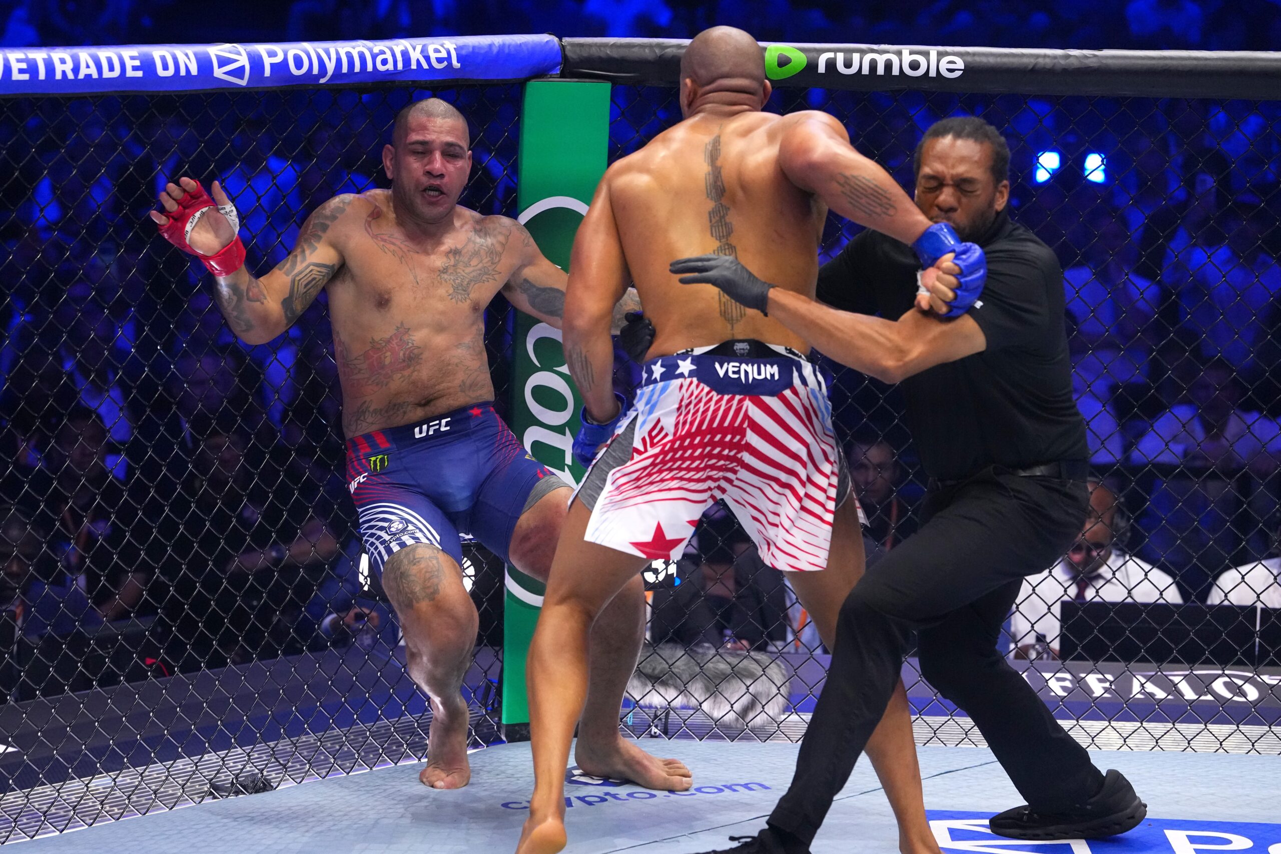 Poatan reclama de golpes ilegais na nuca no UFC Casa Branca e detona árbitro: “Covarde”
