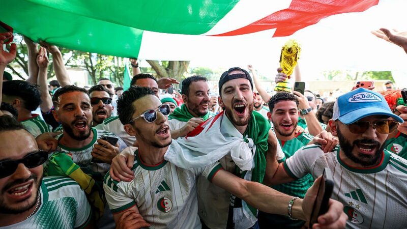 Torcedores da Argélia fazem foguetório antes de jogo contra a Argentina; veja vídeo