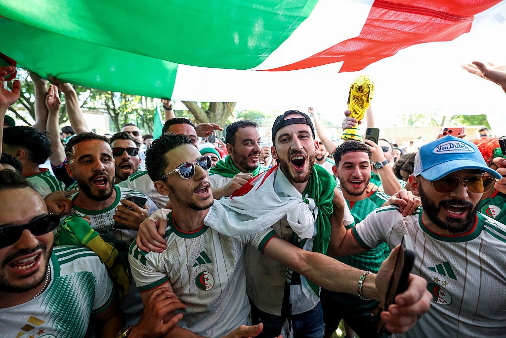 Torcedores da Argélia fazem foguetório antes de jogo contra a Argentina; veja vídeo