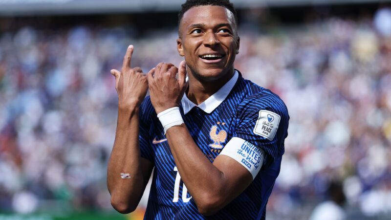 Ele prometeu e cumpriu: Mbappé toca flauta em comemoração de gol contra Senegal na Copa