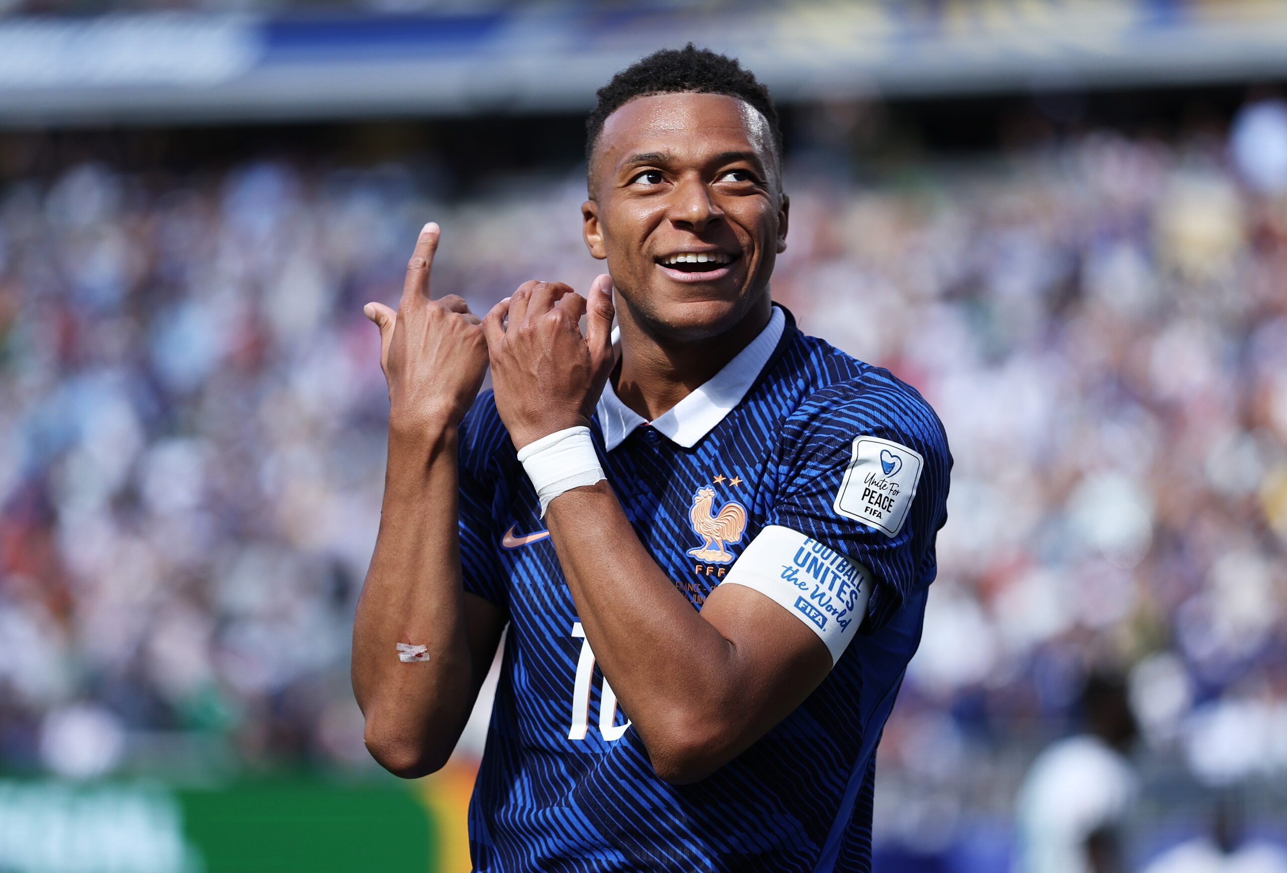 Ele prometeu e cumpriu: Mbappé toca flauta em comemoração de gol contra Senegal na Copa
