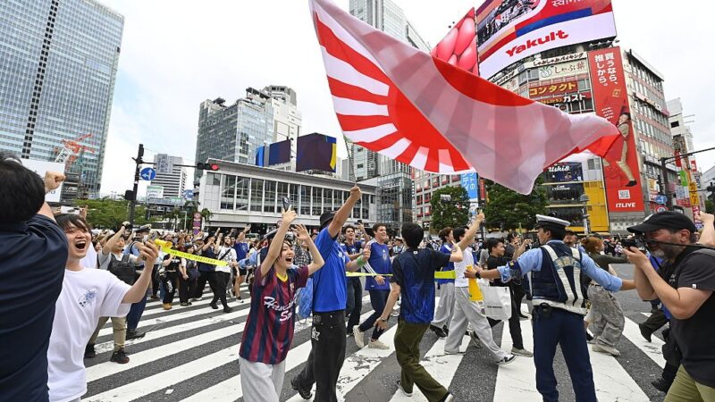 Japoneses fazem festa “controlada” em cruzamento famoso de Tóquio para celebrar goleada; assista