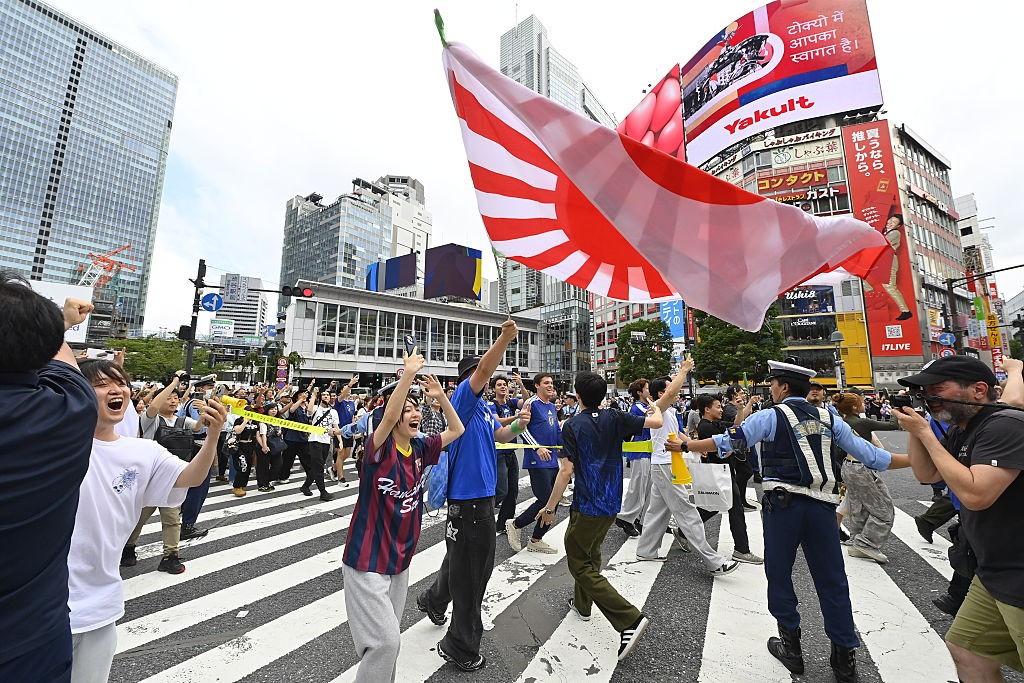 Japoneses fazem festa “controlada” em cruzamento famoso de Tóquio para celebrar goleada; assista