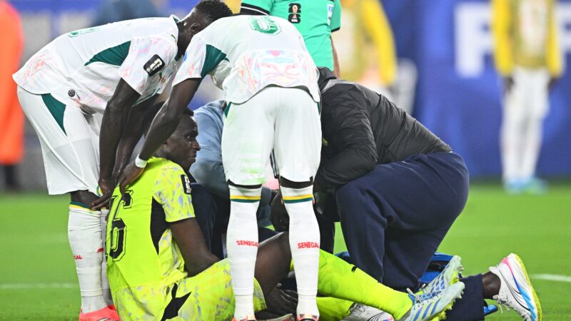 Goleiro de Senegal tem lesão no joelho e vira desfalque em jogo decisivo na Copa