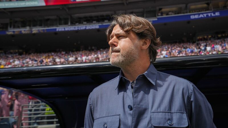 Entenda por que a roupa do técnico dos EUA tem chamado atenção na Copa