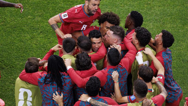 Recorde e abraço coletivo: Cristiano Ronaldo estanca crise em Portugal e mantém vivo sonho da Copa