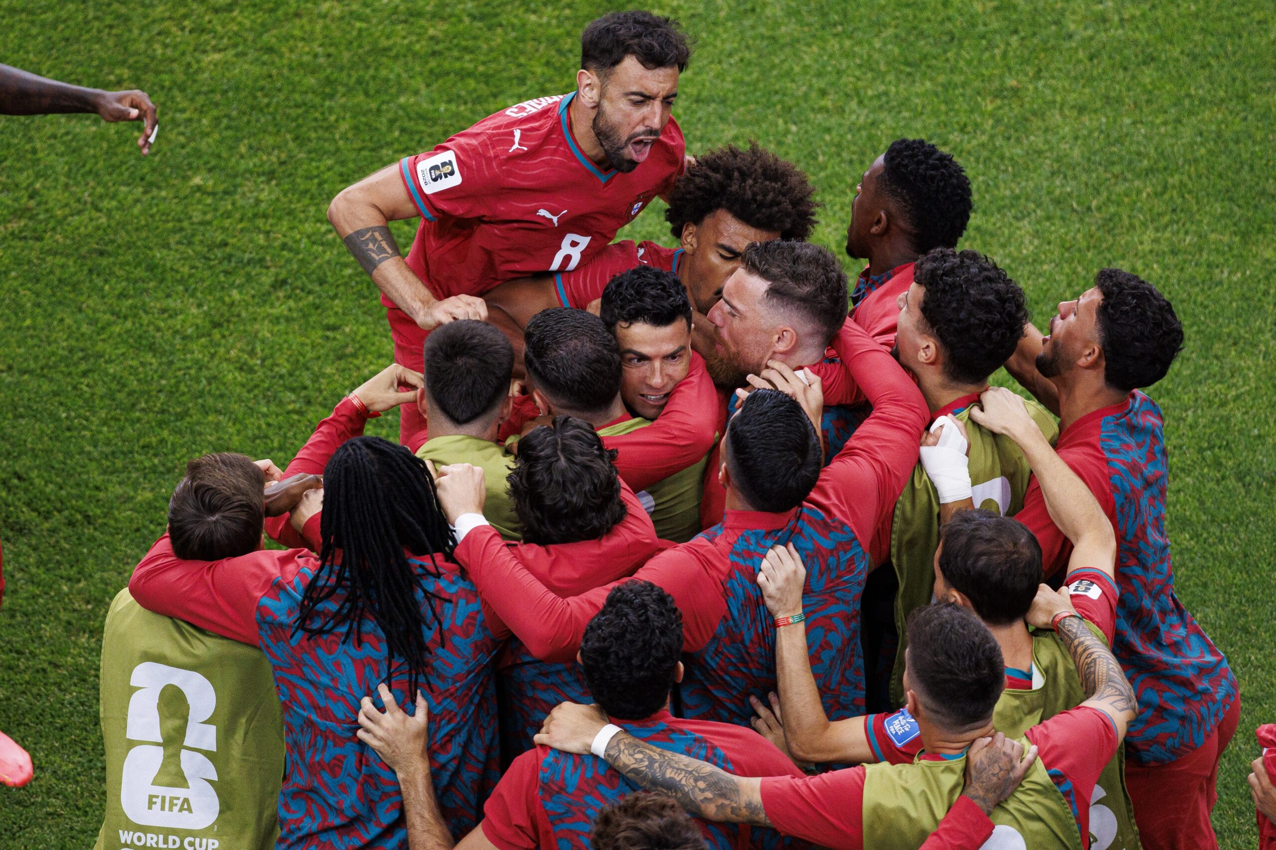 Recorde e abraço coletivo: Cristiano Ronaldo estanca crise em Portugal e mantém vivo sonho da Copa