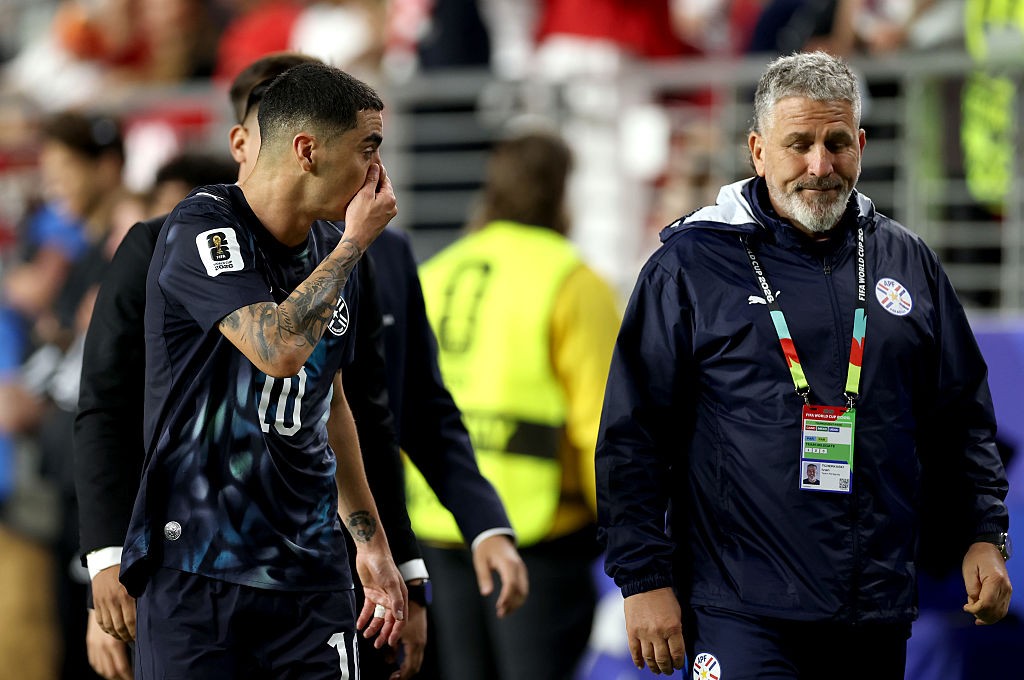 Comentarista do Paraguai é expulso da Copa após ataque à Fifa em caso ligado à “Lei Vini Jr.”