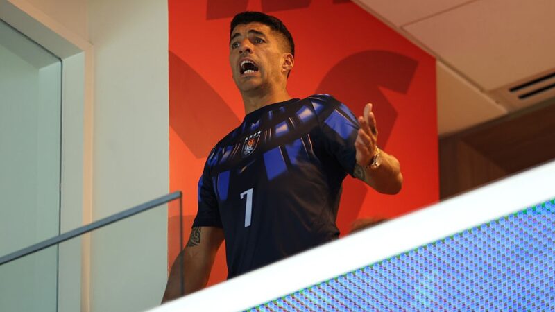 Aplausos, comemoração e frustração: veja reações de Luis Suárez em empate do Uruguai