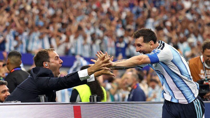 Jornalista argentino fala da experiência de comemorar gol com Messi: “Ainda estou tremendo”
