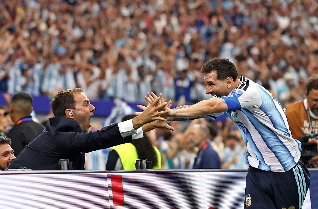 Jornalista argentino fala da experiência de comemorar gol com Messi: “Ainda estou tremendo”