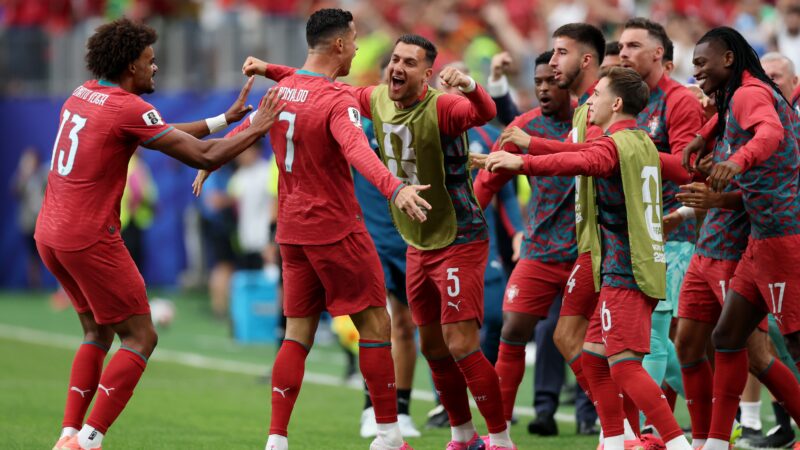 Por que Cristiano Ronaldo abraçou Diogo Dalot depois de primeiro gol por Portugal na Copa do Mundo